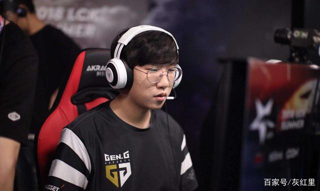 一小型飞机在巴西圣保罗坠毁 伤亡暂不明.